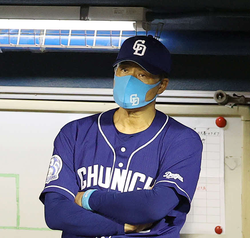 9回表、腕組みをして戦況を見つめる中日与田監督（撮影・鈴木正人）