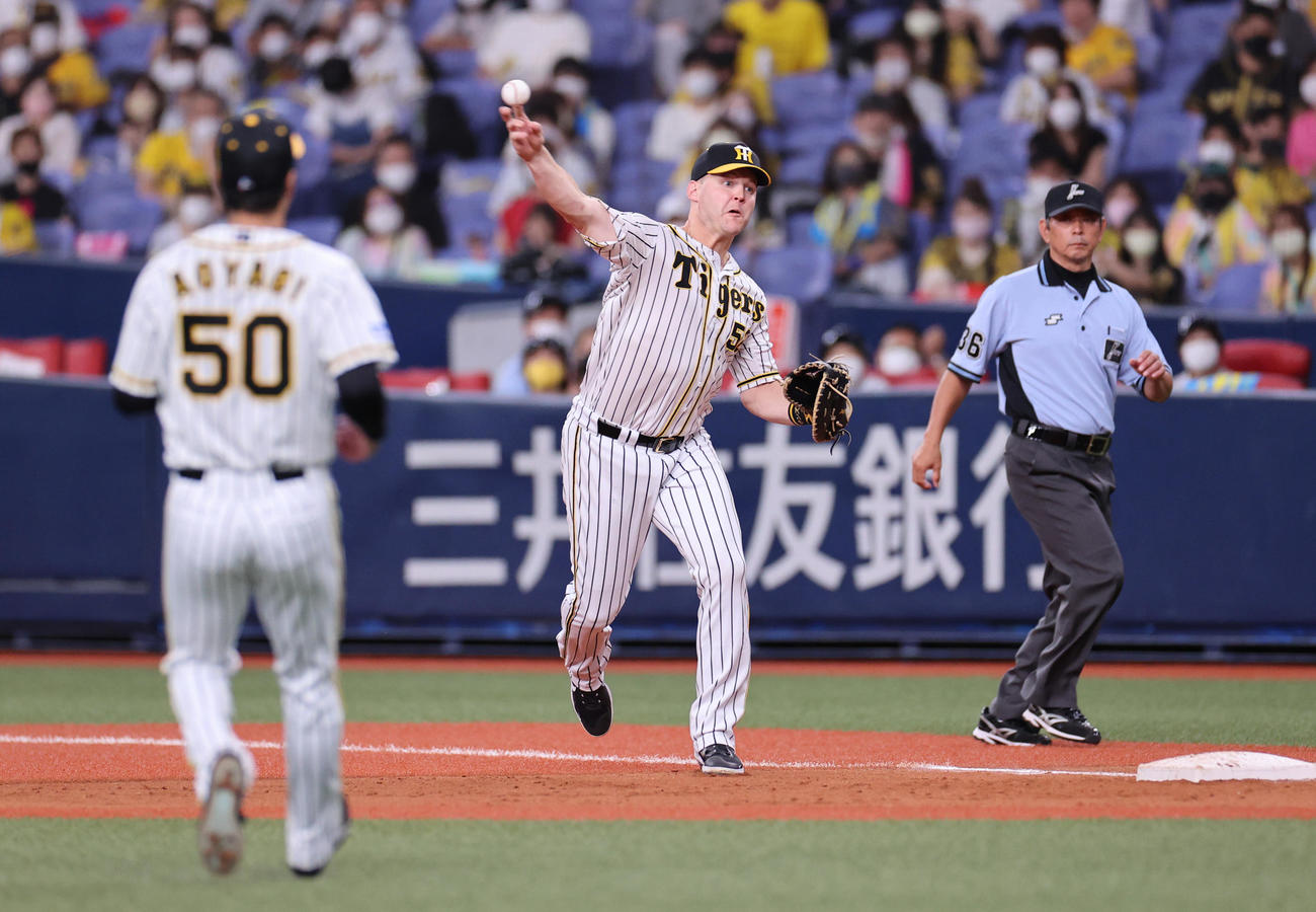 阪神対DeNA 7回表DeNA1死満塁、森敬斗の一ゴロで一塁手ジェリー・サンズが本塁封殺とする（撮影・清水貴仁）＝2021年8月24日、京セラドーム大阪