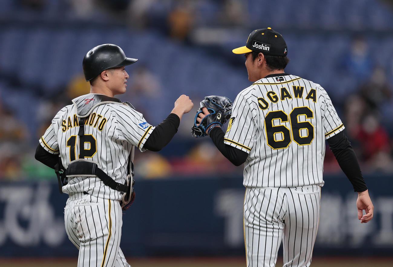 阪神対DeNA DeNAに勝利し、タッチを交わす阪神坂本（左）と小川（撮影・前田充）