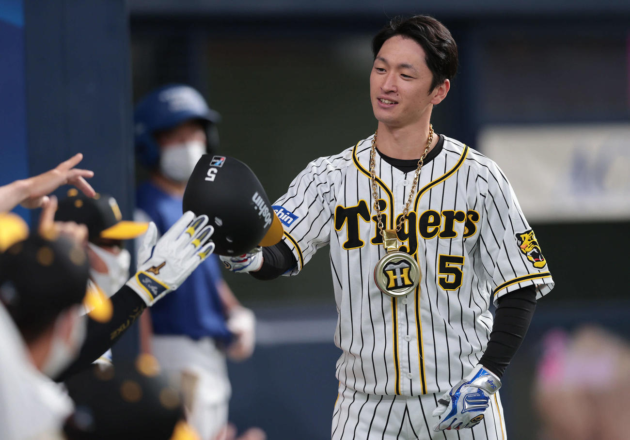 阪神対DeNA 3回裏阪神無死、右中間へ本塁打を放ちナインに迎えられる近本（撮影・前田充）