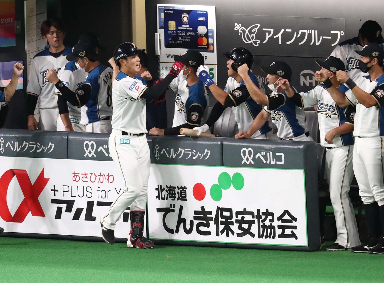 日本ハム対ロッテ　1回裏、2点本塁打を放った野村はナインに出迎えられる（撮影・黒川智章）