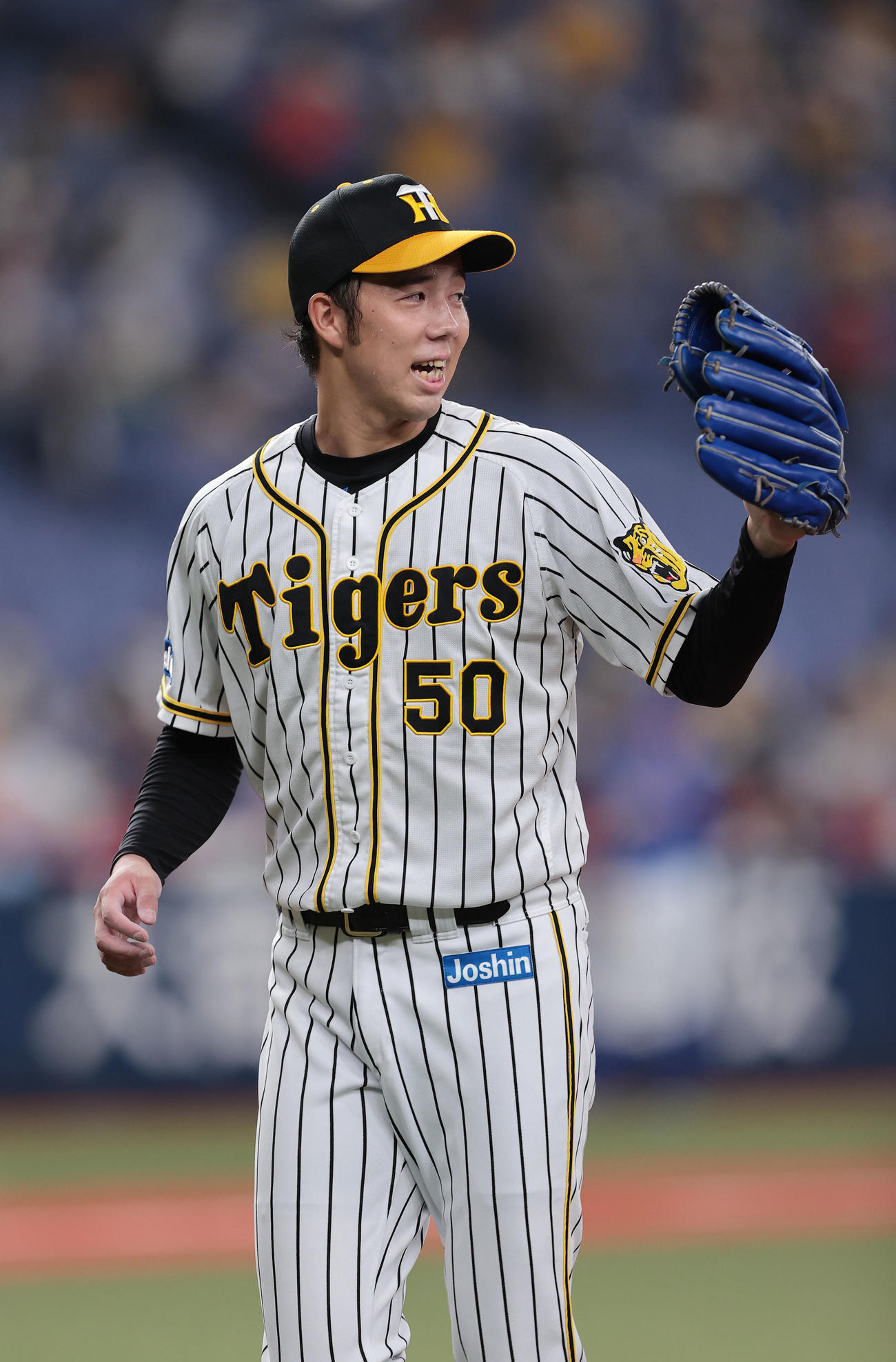 阪神対DeNA 6回表を投げ終え、笑顔を見せながらベンチへ戻る青柳（撮影・前田充）