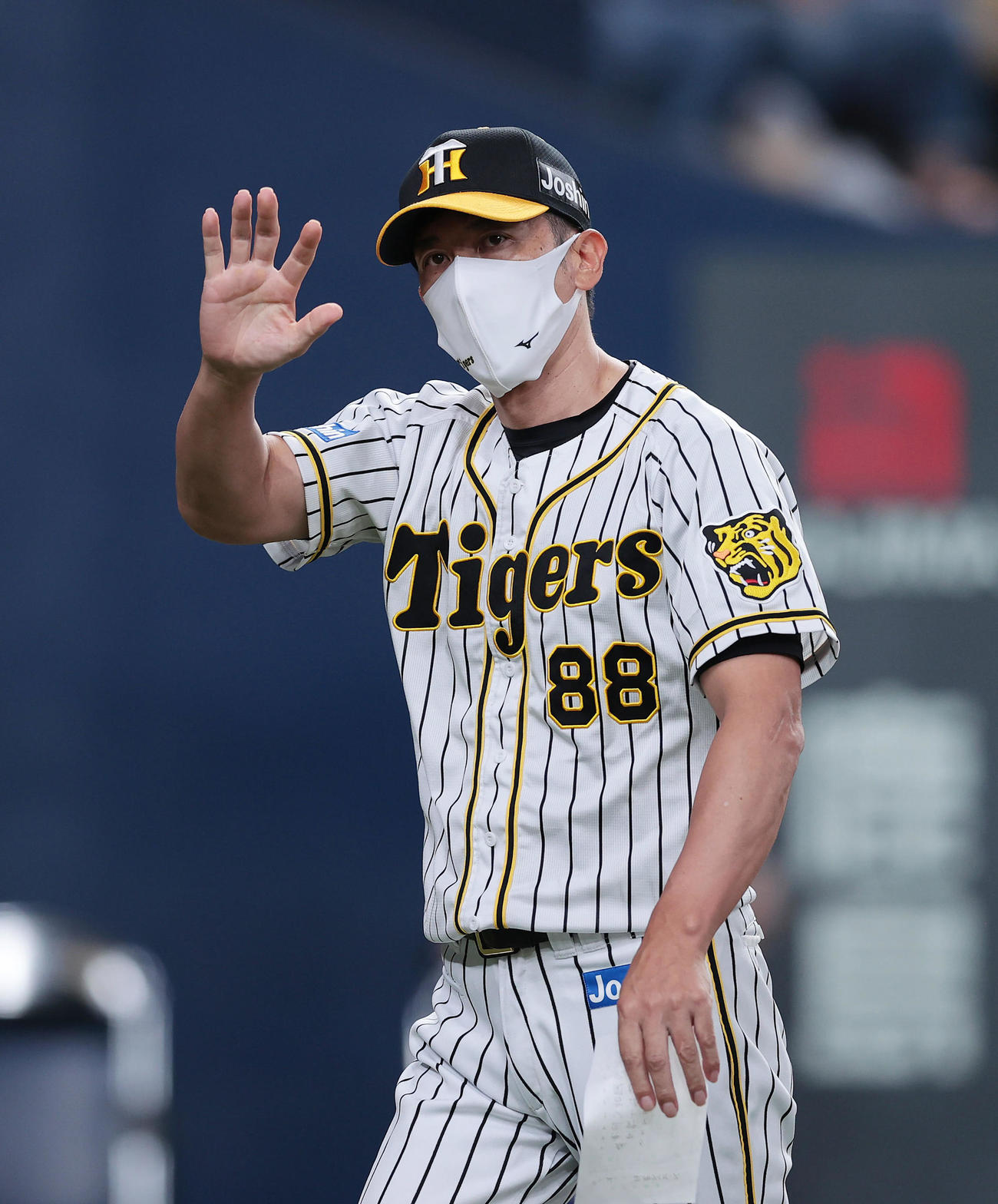 阪神対DeNA　試合前、観客に手を振る阪神矢野監督（撮影・前田充）