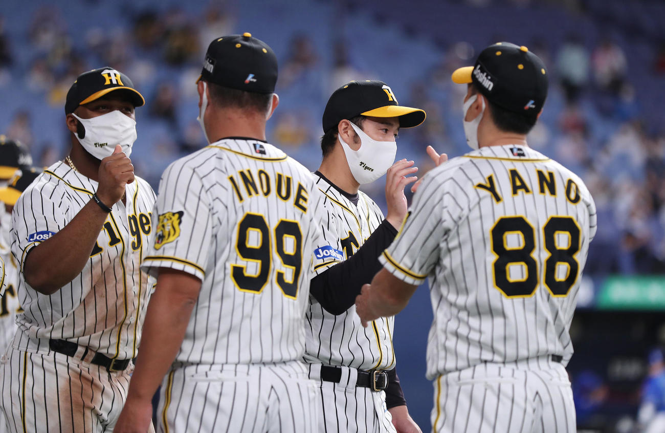 阪神対DeNA DeNAに勝利し、阪神矢野監督（右端）とタッチを交わす青柳（同3人目）ら（撮影・前田充）