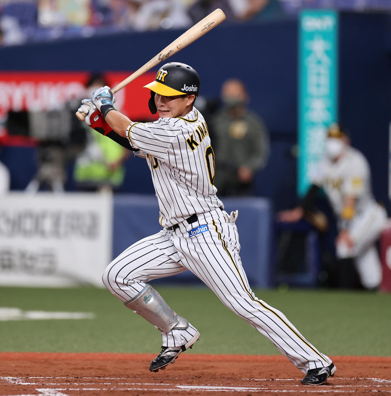 阪神対DeNA 2回裏阪神2死一塁、木浪は左中間に先制適時二塁打を放つ（撮影・清水貴仁）
