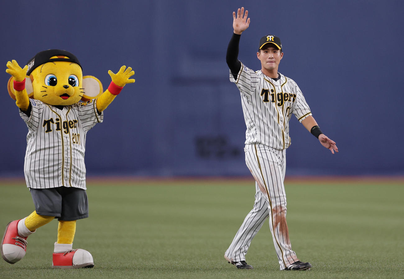 阪神対DeNA　試合後ファンに手を振る木浪（撮影・清水貴仁）
