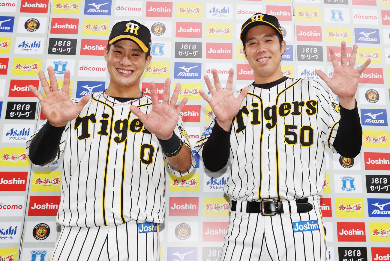 阪神対DeNA　お立ち台に上がり10勝ポーズで笑顔をみせる青柳（右）と打のヒーロー木浪（撮影・清水貴仁）