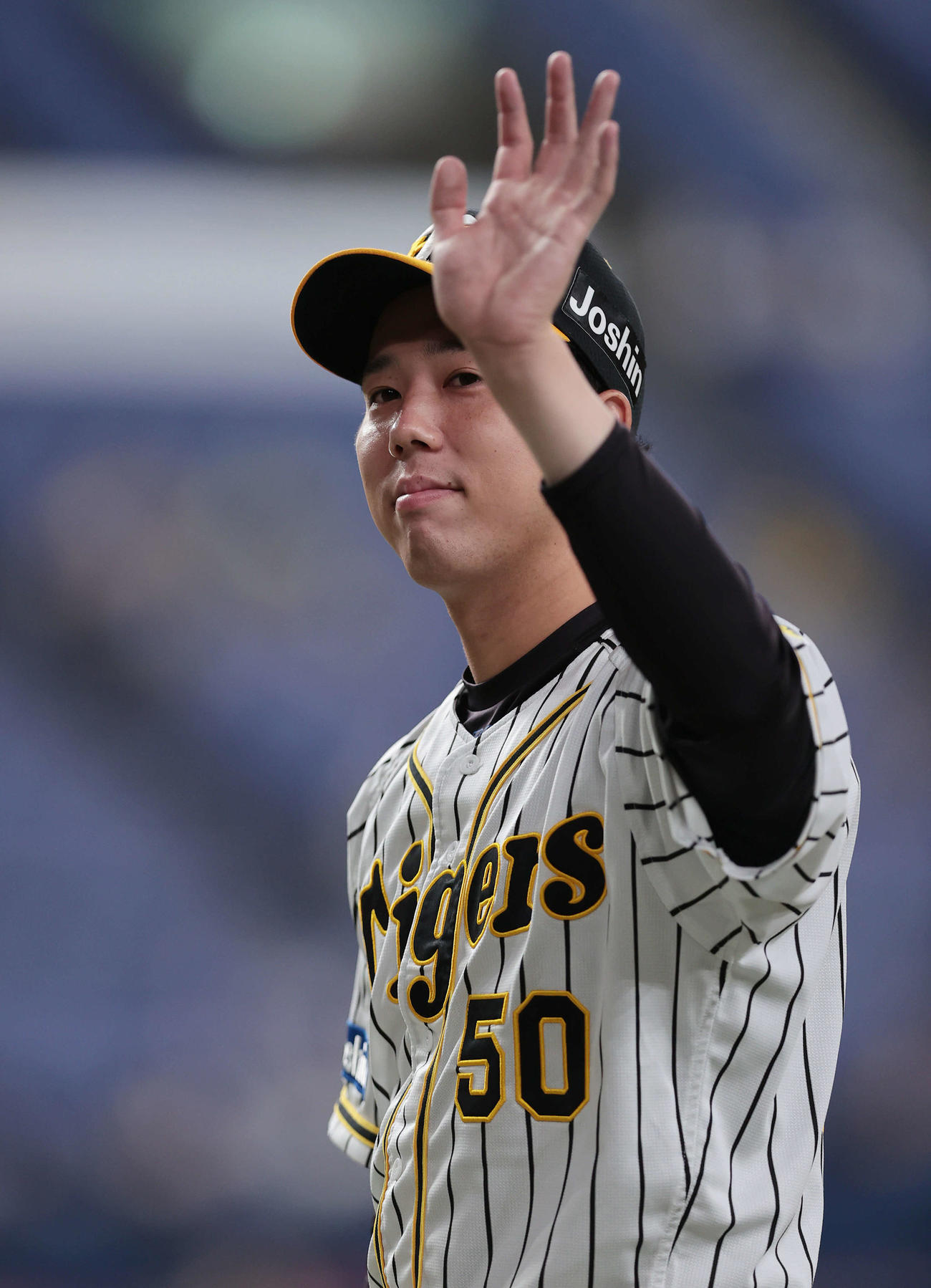 阪神対DeNA　ヒーローインタビューを終え、ファンに手を振る青柳（撮影・前田充）
