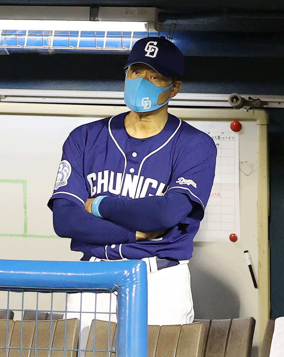 ヤクルト対中日　9回表、戦況を見つめる中日与田監督（撮影・鈴木正人）
