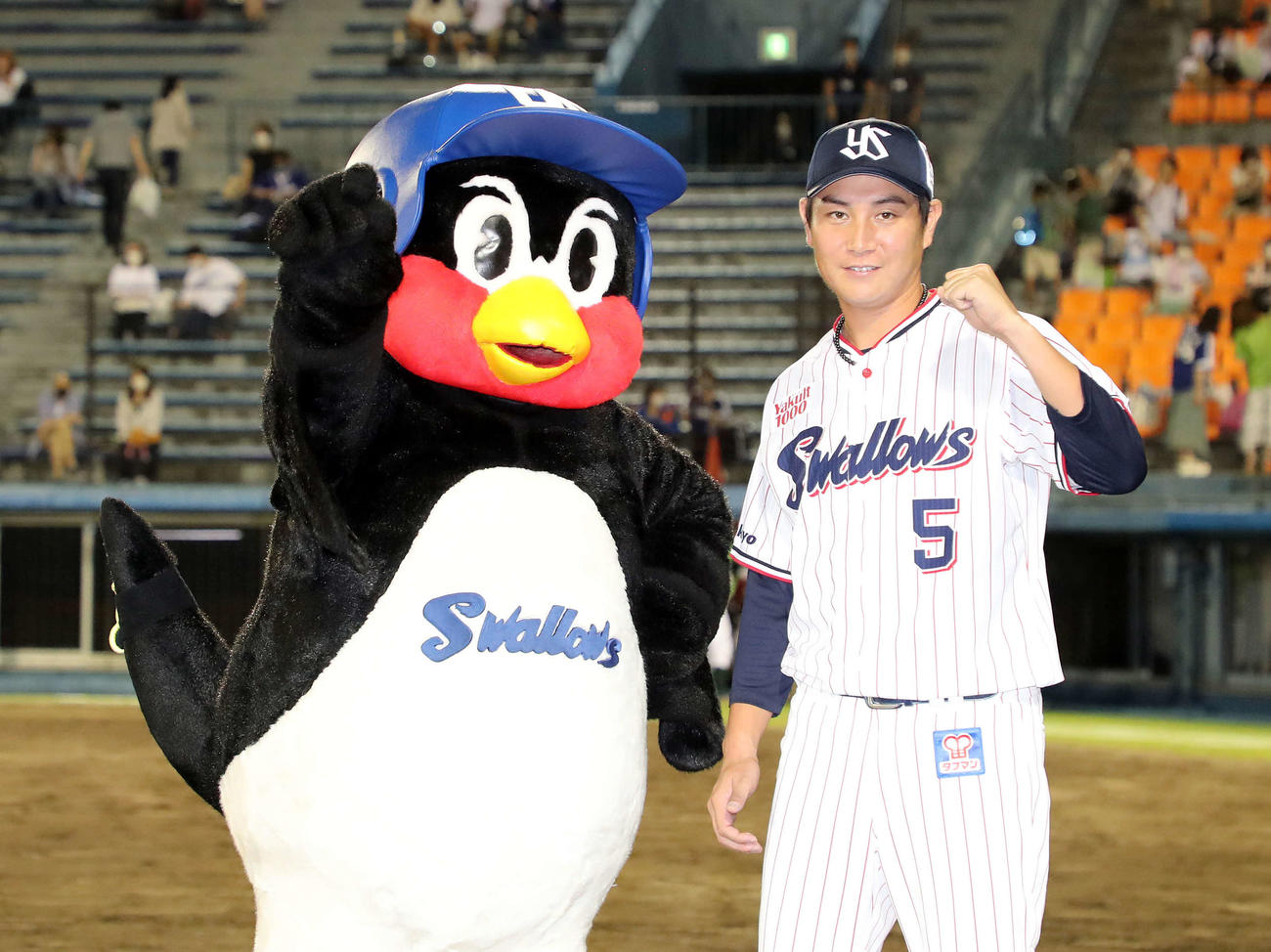 ヤクルト対中日　つば九郎とガッツポーズするヤクルト川端（撮影・鈴木正人）