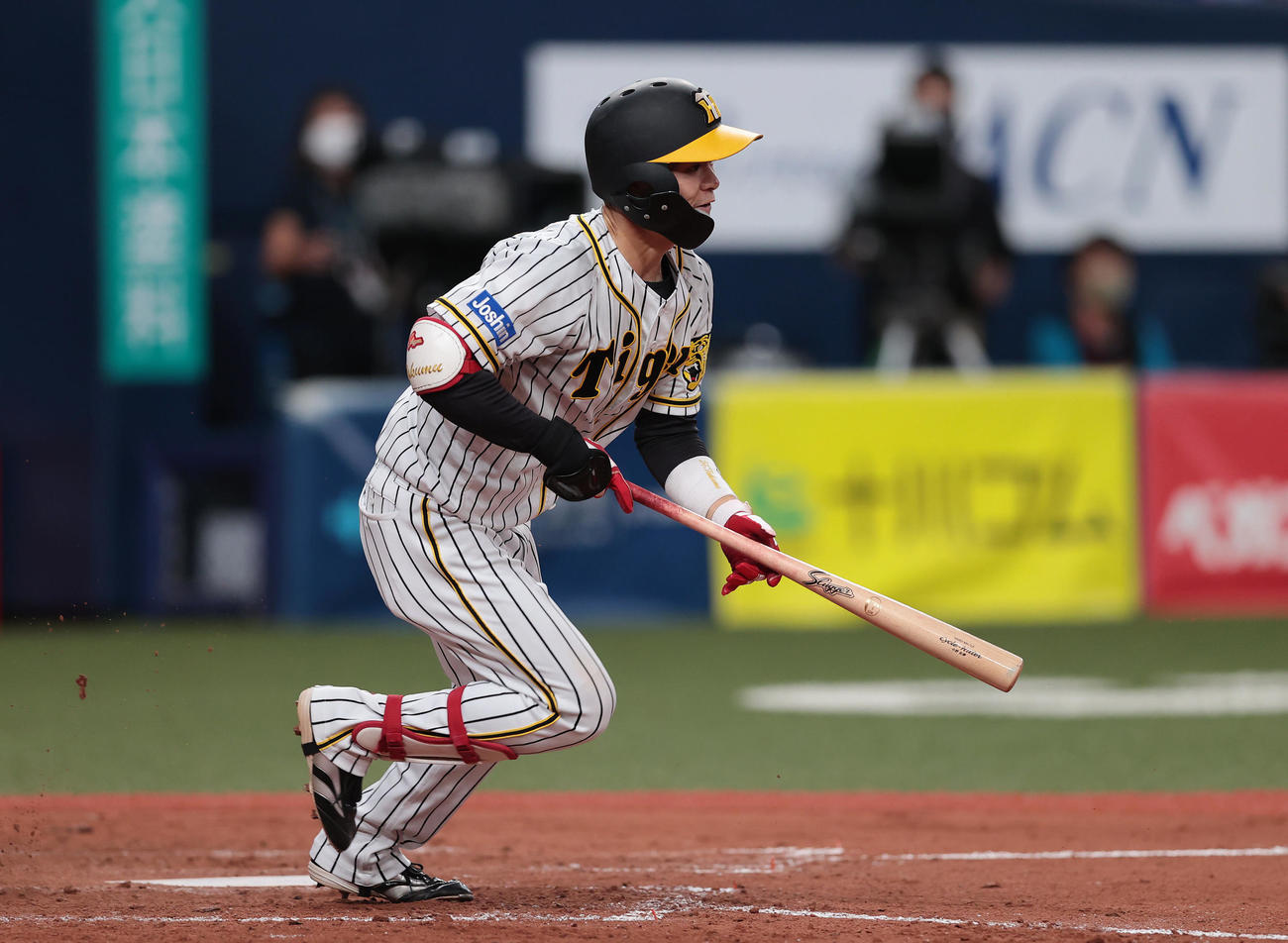 阪神対DeNA 5回裏阪神無死一塁、一塁へバントヒットを決める中野（撮影・前田充）
