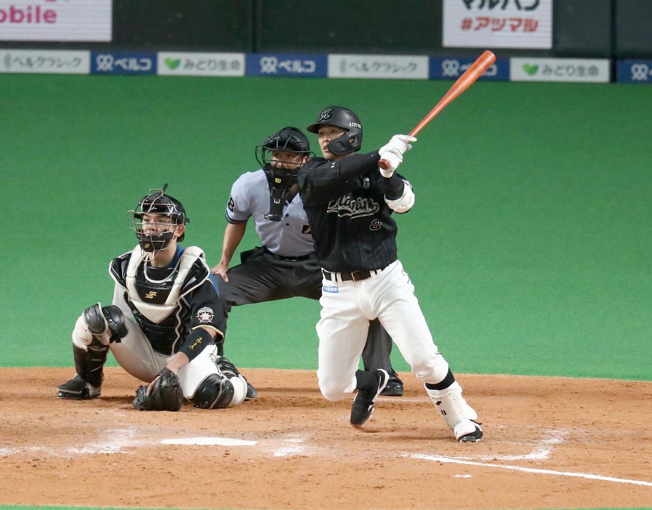 日本ハム対ロッテ　9回表ロッテ2死一、二塁、右前適時打を放つ中村奨（撮影・黒川智章）