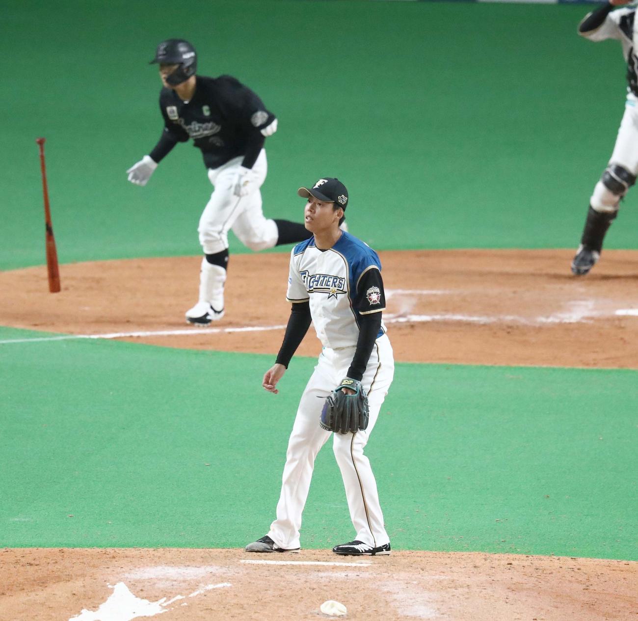 日本ハム対ロッテ　9回表ロッテ2死一、二塁、中村奨に右前適時打を浴びる杉浦（撮影・黒川智章）