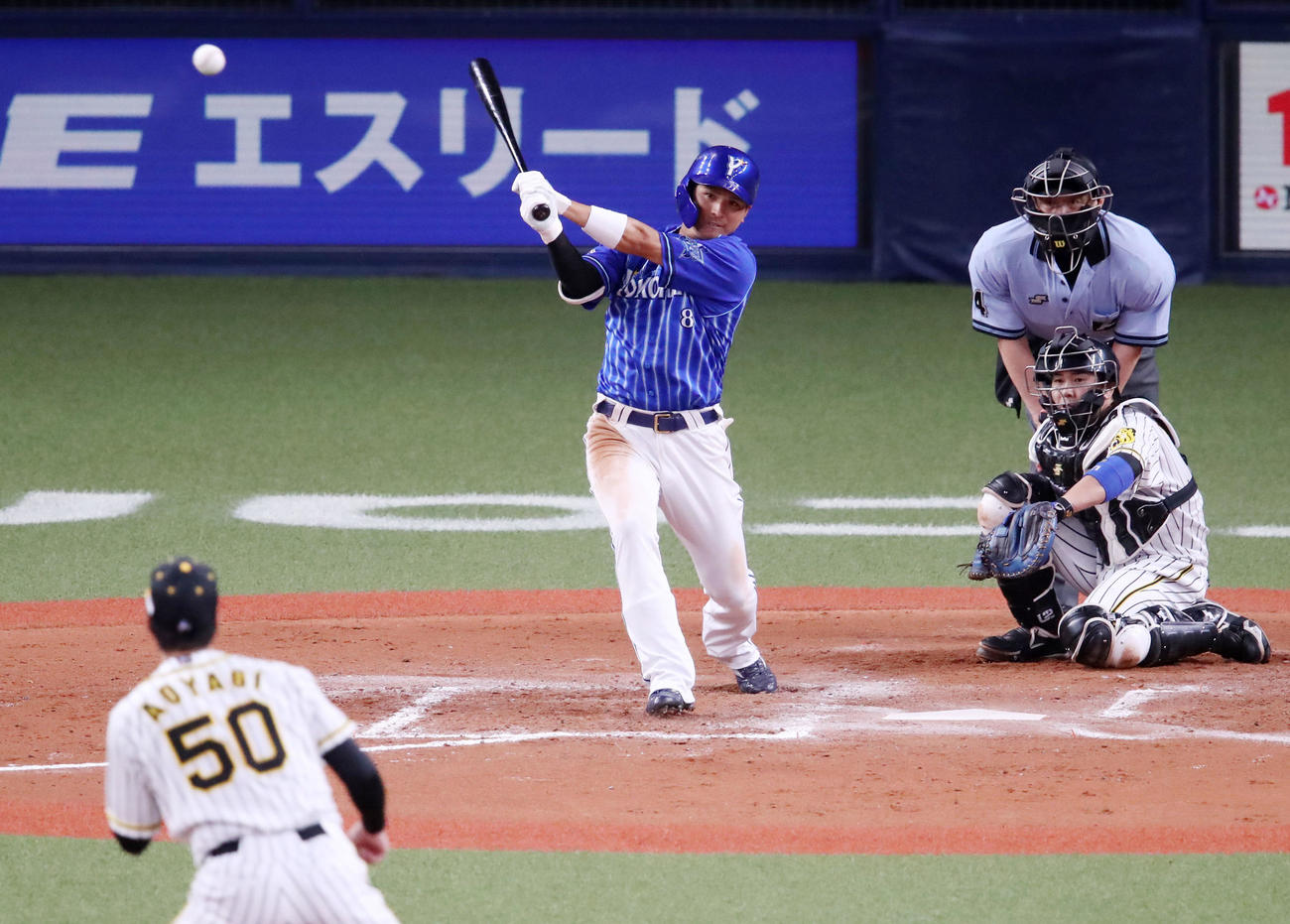 阪神対DeNA 7回表DeNA2死満塁、神里は中前適時打を放つ（撮影・加藤哉）