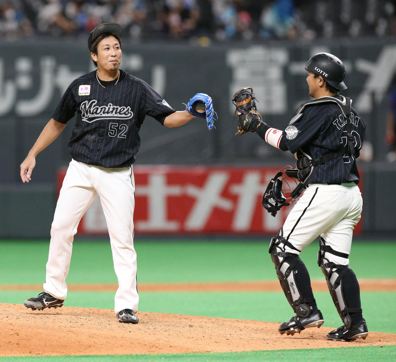 日本ハム対ロッテ　試合終了後、タッチを交わすロッテ益田（左）と田村（撮影・佐藤翔太）