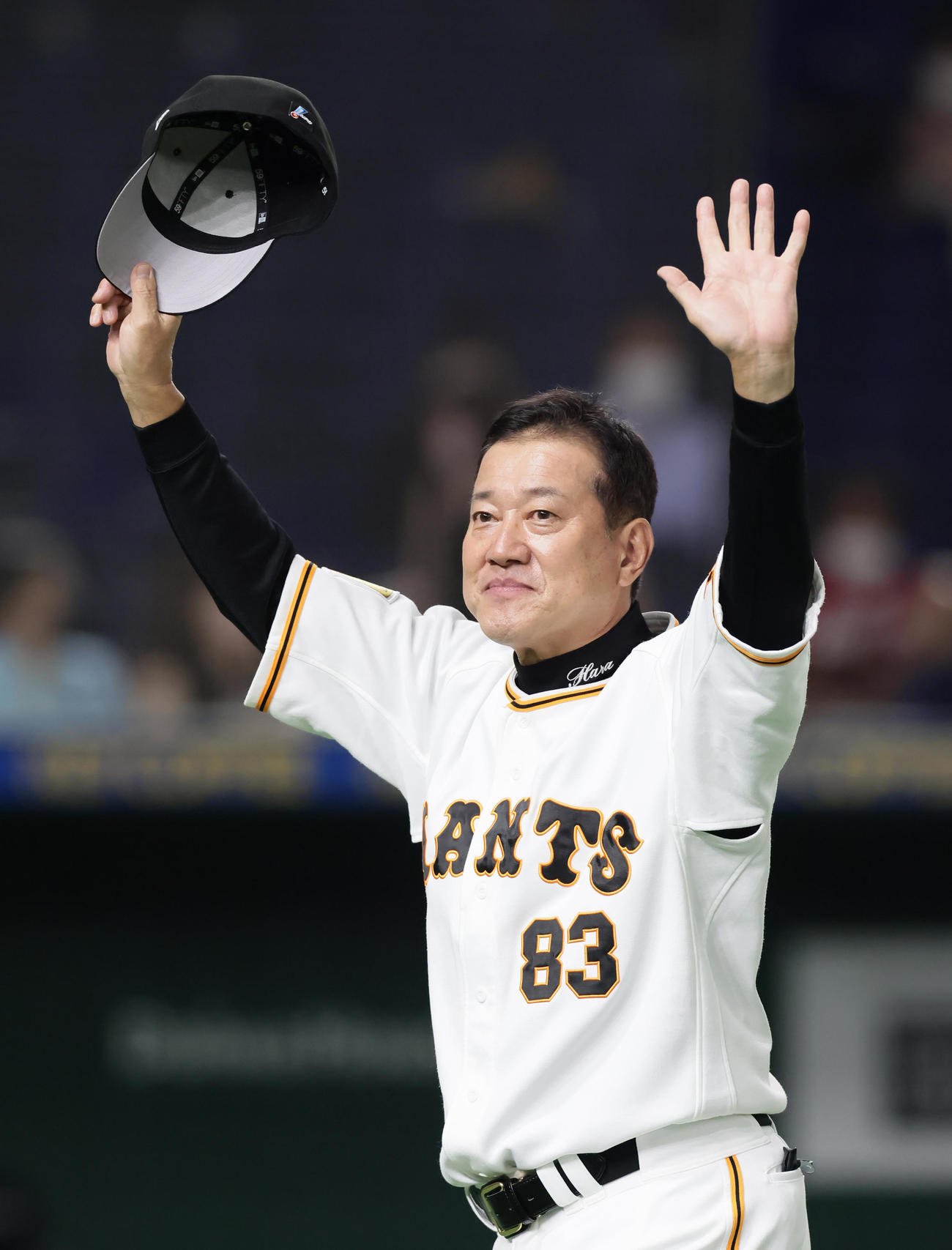 巨人対広島　スタンドに両手を上げて応える巨人原監督（撮影・足立雅史）