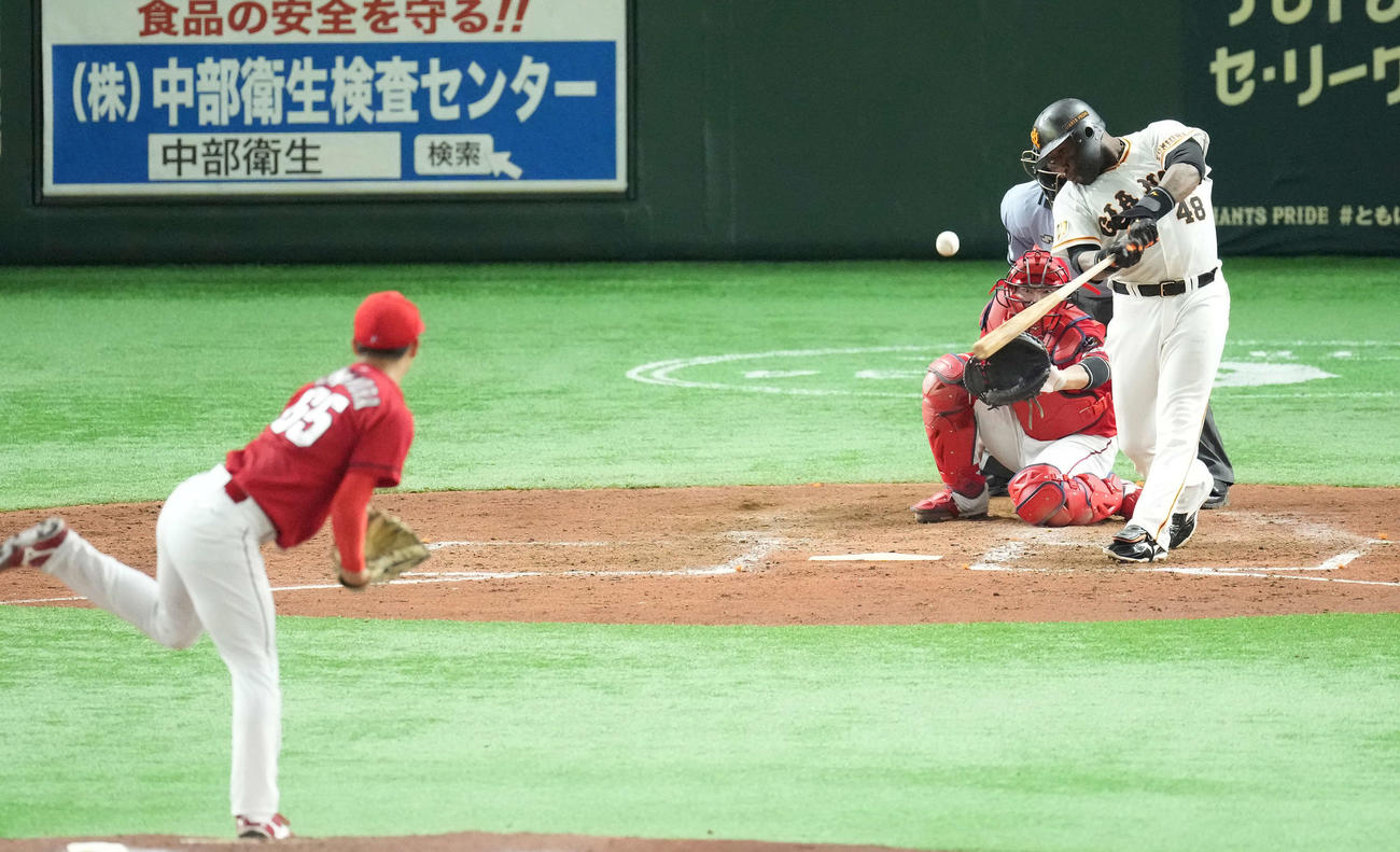 巨人対広島　3回裏巨人2死二塁、中適時二塁打を放つウィーラー。投手玉村（撮影・鈴木みどり）