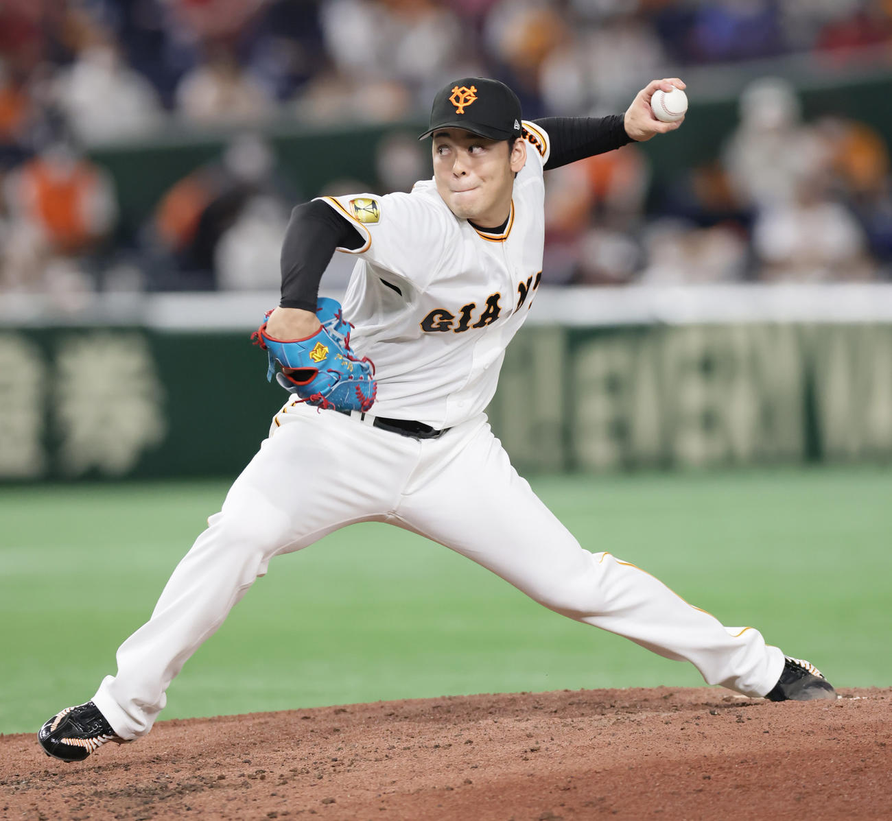 巨人対広島　巨人3番手の高梨（撮影・足立雅史）