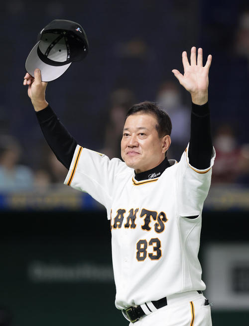 巨人対広島　スタンドに両手を上げて応える巨人原監督（撮影・足立雅史）