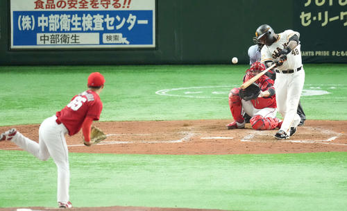 巨人対広島　3回裏巨人2死二塁、中適時二塁打を放つウィーラー。投手玉村（撮影・鈴木みどり）