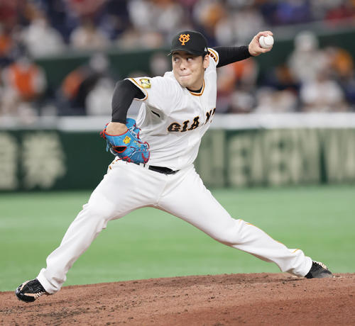 巨人対広島　巨人3番手の高梨（撮影・足立雅史）