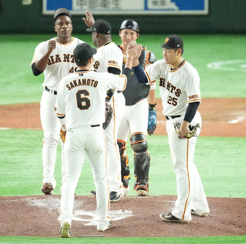 巨人対広島　広島に勝利しハイタッチを交わす岡本和（右）ら巨人ナイン（撮影・鈴木みどり）