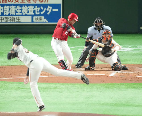 巨人対広島　1回表広島2死一、二塁、先制の中前適時打を放つ坂倉。投手直江（撮影・鈴木みどり）