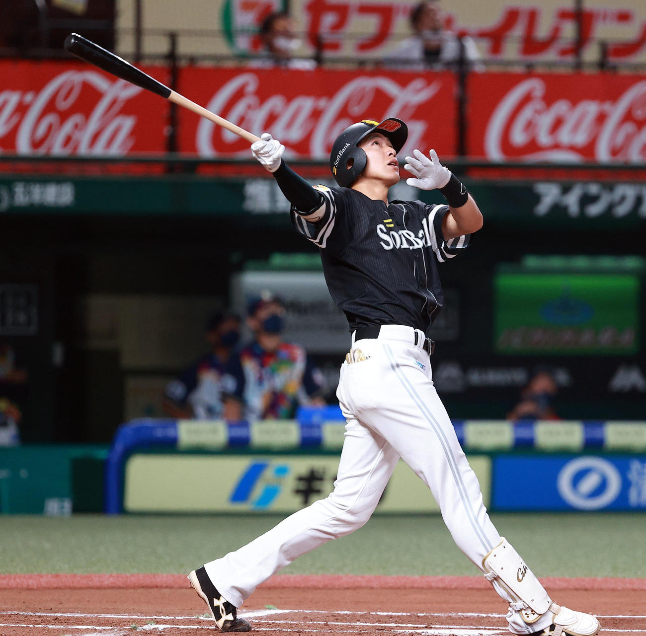 西武対ソフトバンク　6回表ソフトバンク無死一塁、柳田はドームの天井を直撃する二飛を放ち打球を見上げる（撮影・浅見桂子）