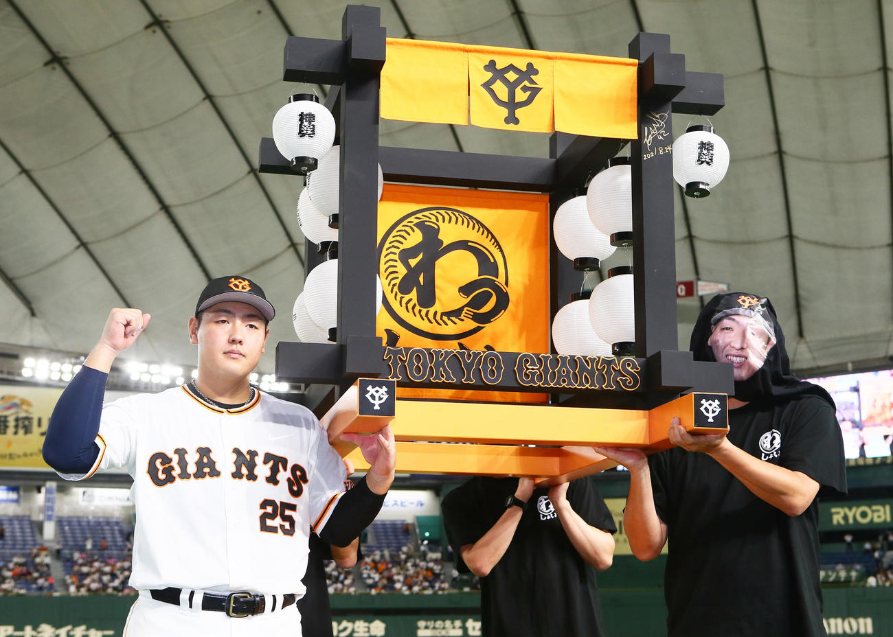 巨人対広島　特製みこしをかつぐ巨人岡本和（撮影・足立雅史）