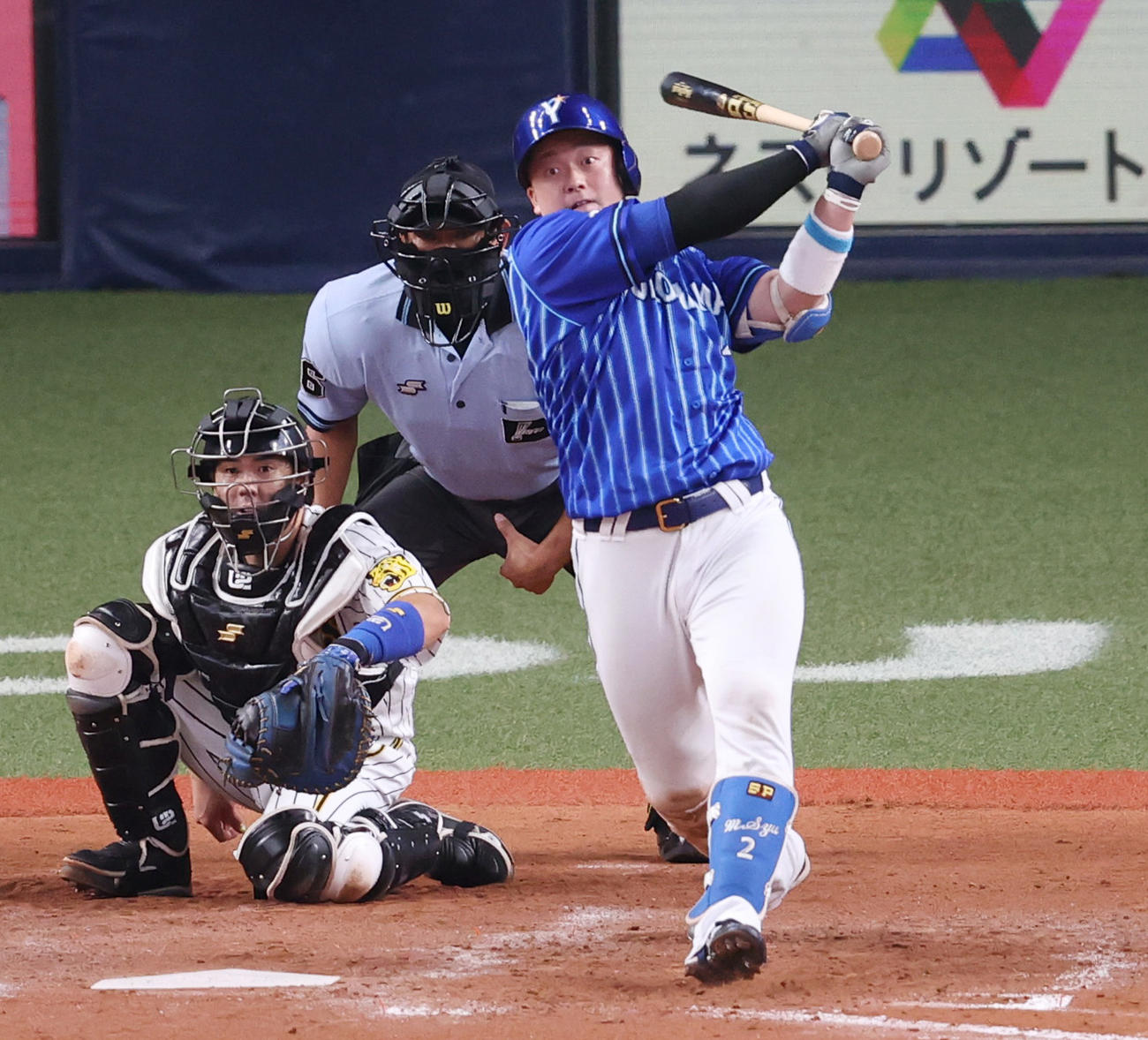 阪神対DeNA 4回表DeNA2死満塁、中前へ2点適時打を放つ牧（撮影・清水貴仁）
