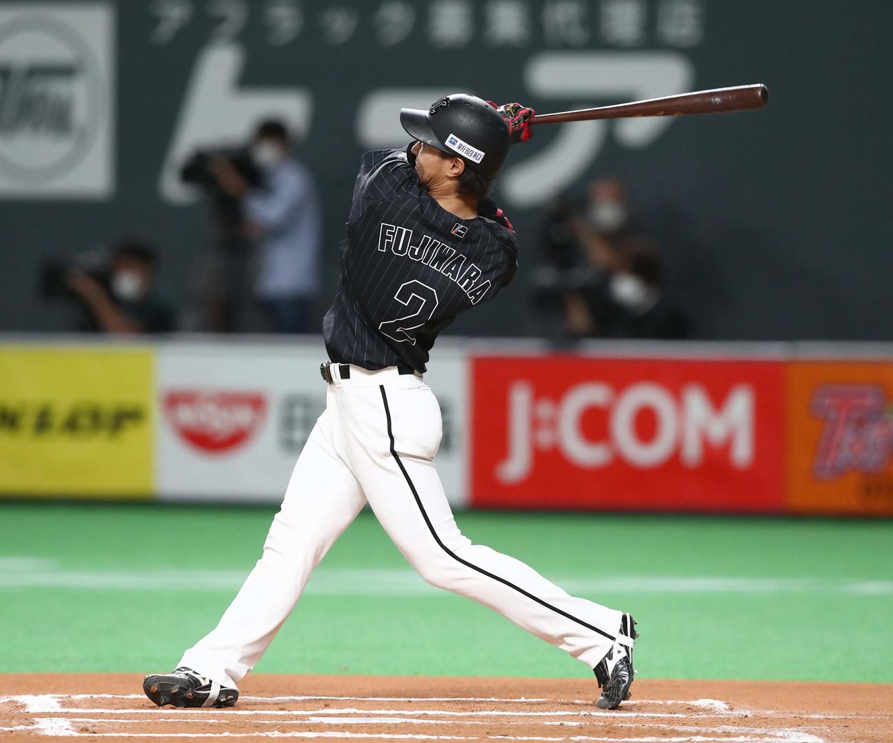 日本ハム対ロッテ　6回表ロッテ無死二塁、右越え2点本塁打を放つ藤原（撮影・黒川智章）