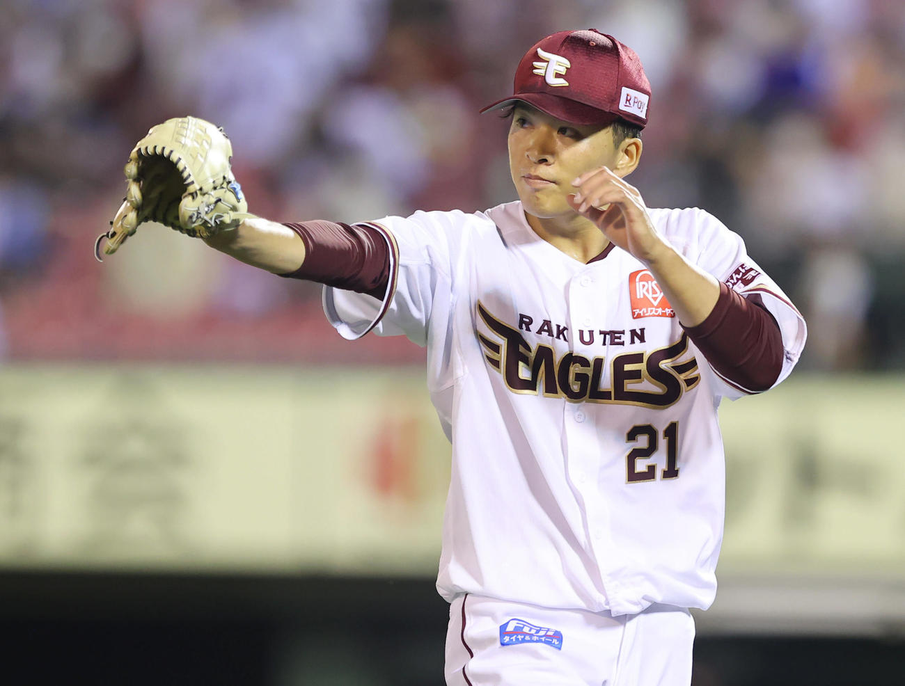 楽天対オリックス　3回表オリックス2死一、三塁、安達を三ゴロに仕留めナインに笑顔を見せる早川（撮影・垰建太）