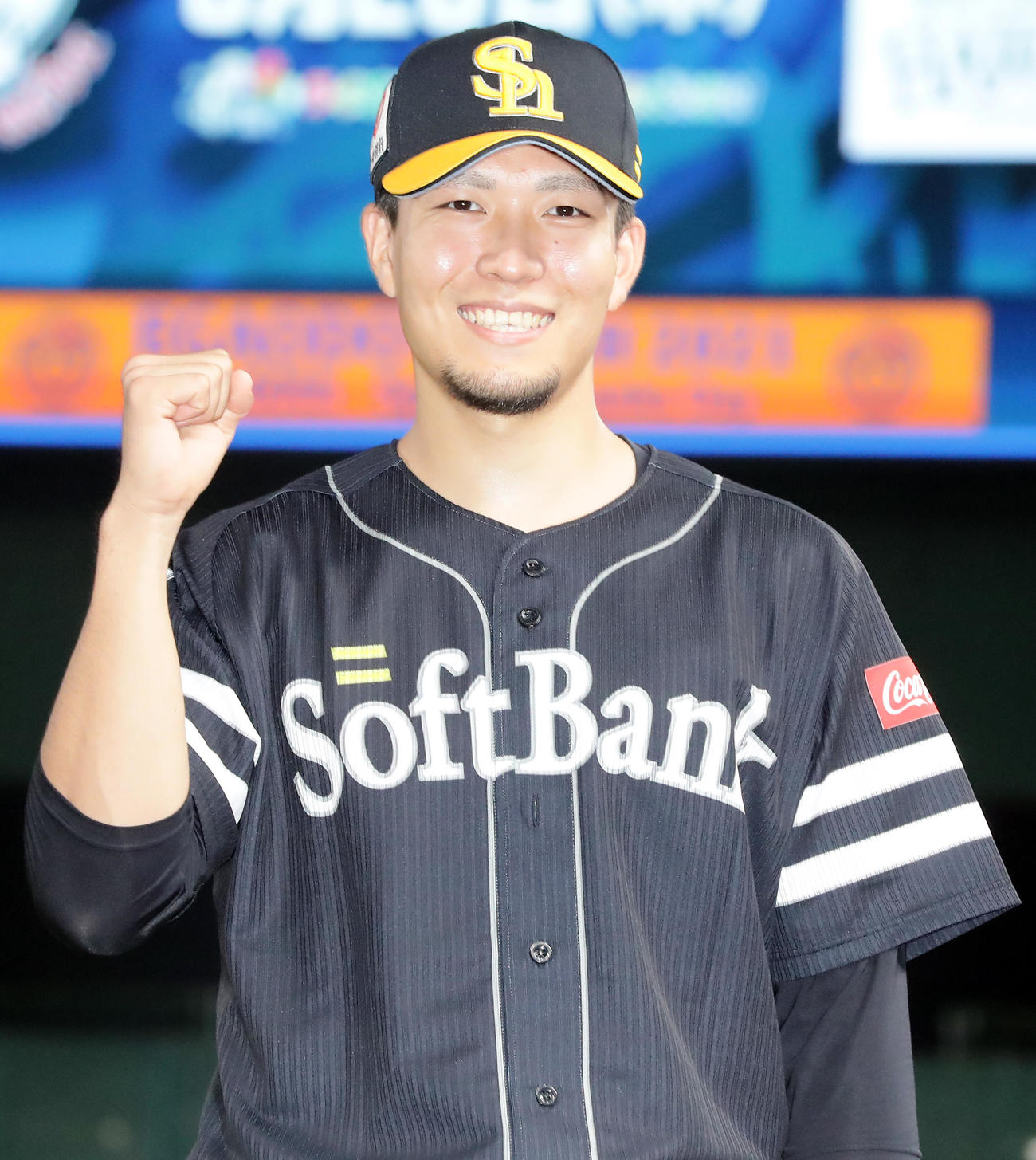 西武対ソフトバンク　3勝目を挙げたソフトバンクの千賀は笑顔でガッツポーズ（撮影・浅見桂子）