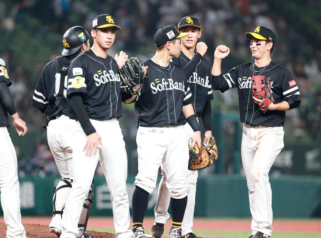 西武対ソフトバンク　6－1で勝利し、笑顔でグータッチするソフトバンクの選手たち（撮影・浅見桂子）