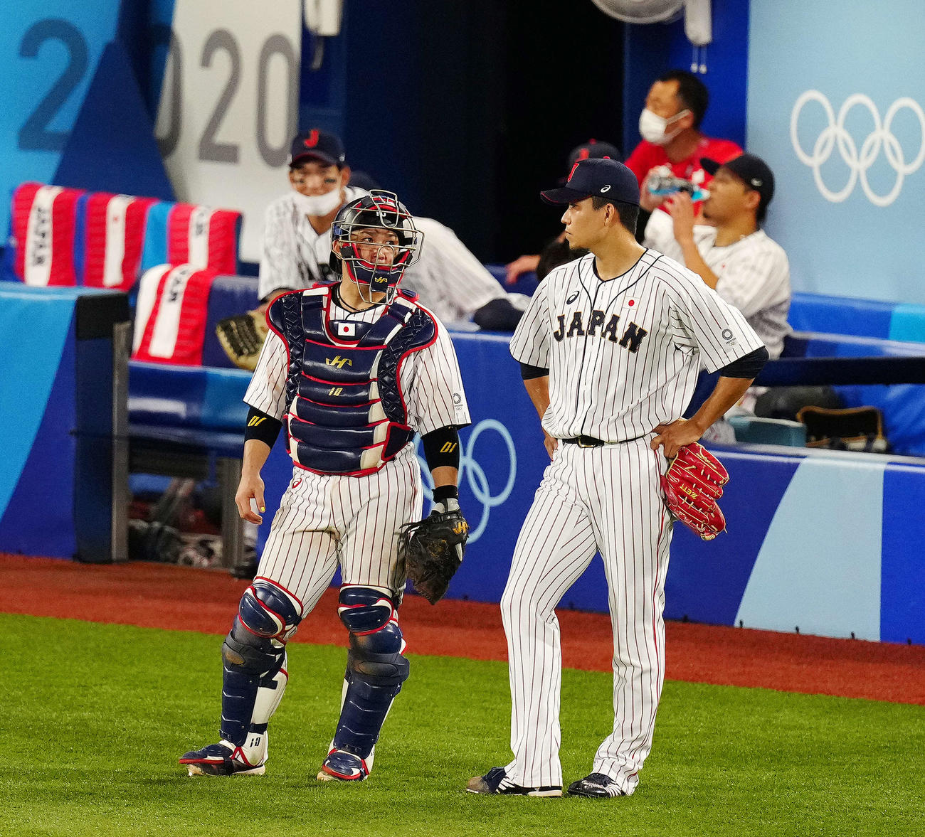 甲斐拓也（左）と話す千賀滉大（2021年8月7日撮影）