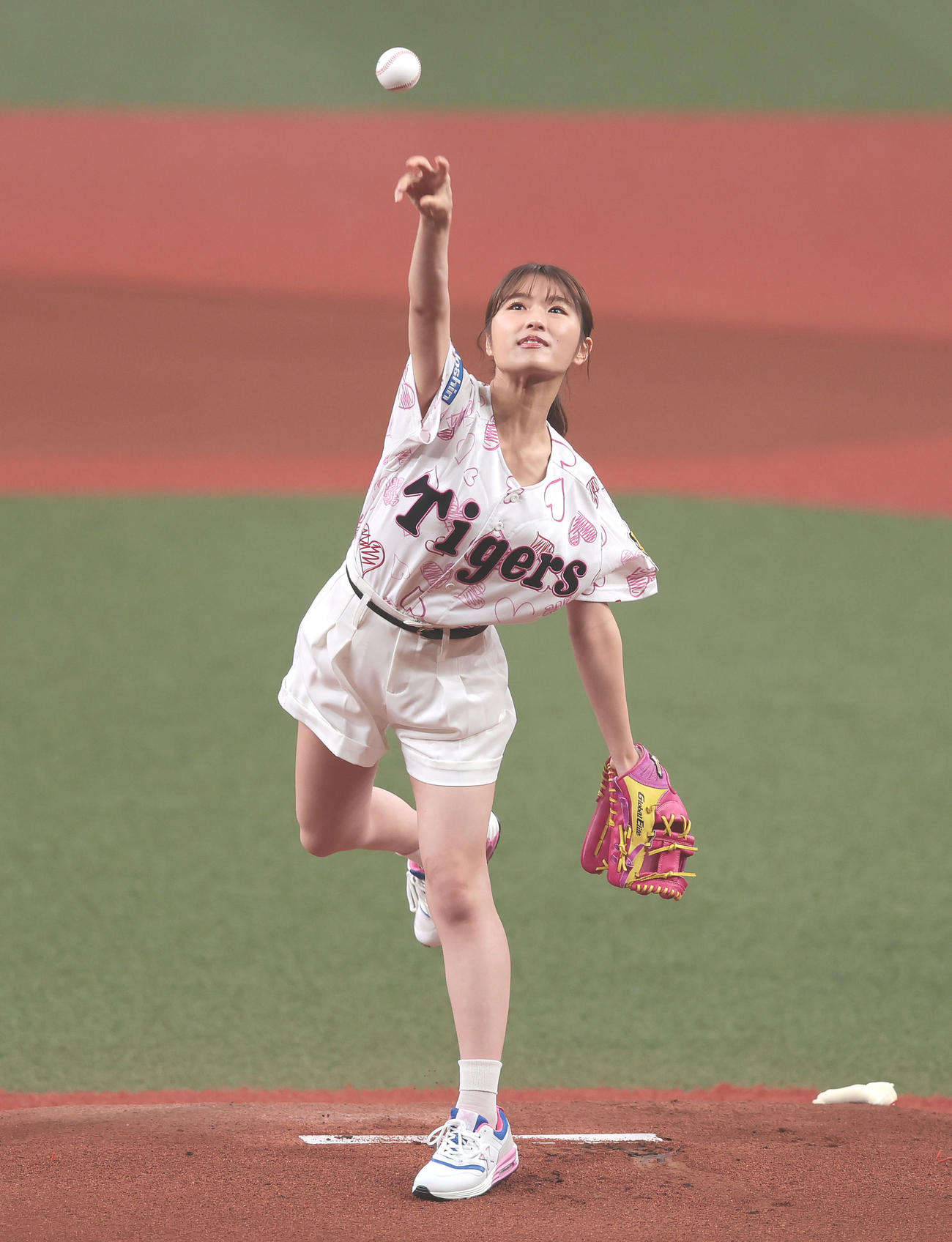 阪神対DeNA　始球式を行うNMB48の渋谷凪咲（撮影・前田充）