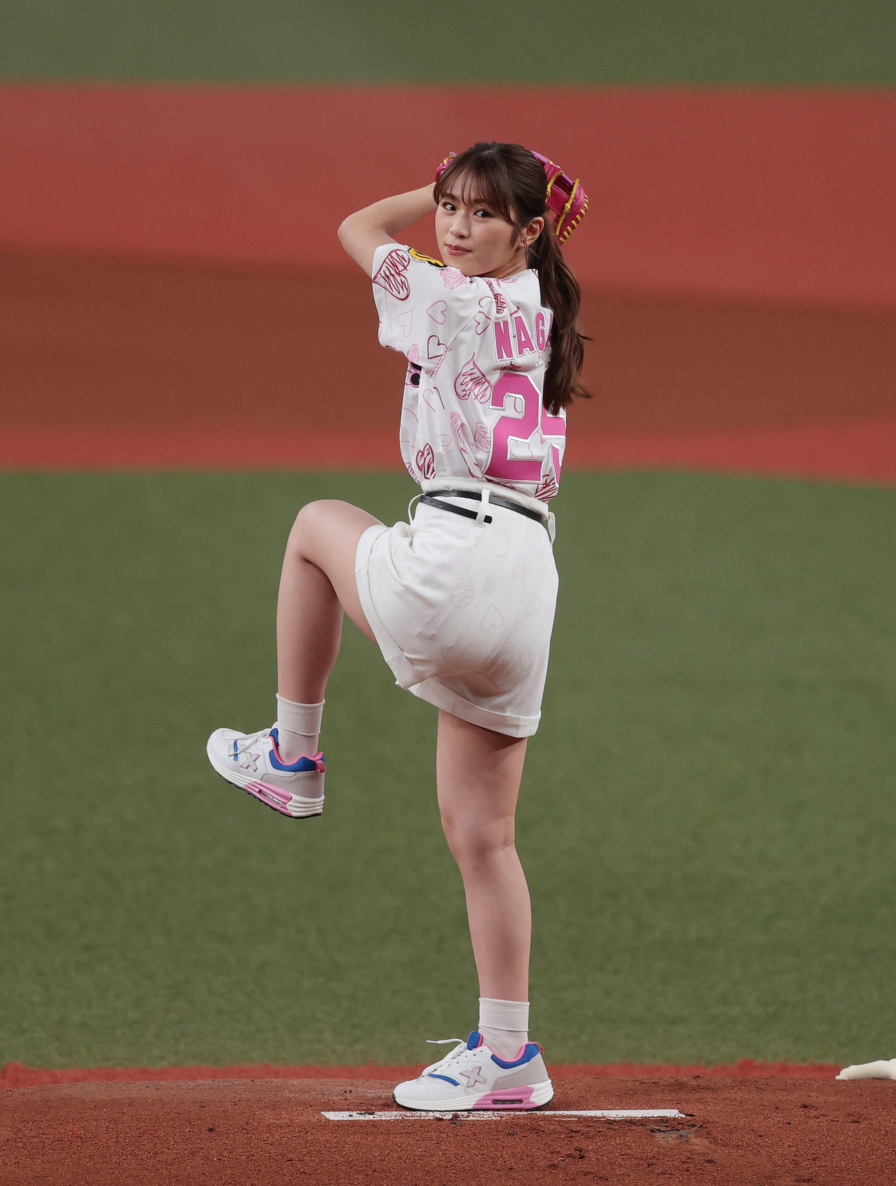 阪神対DeNA　始球式を行うNMB48の渋谷凪咲（撮影・前田充）