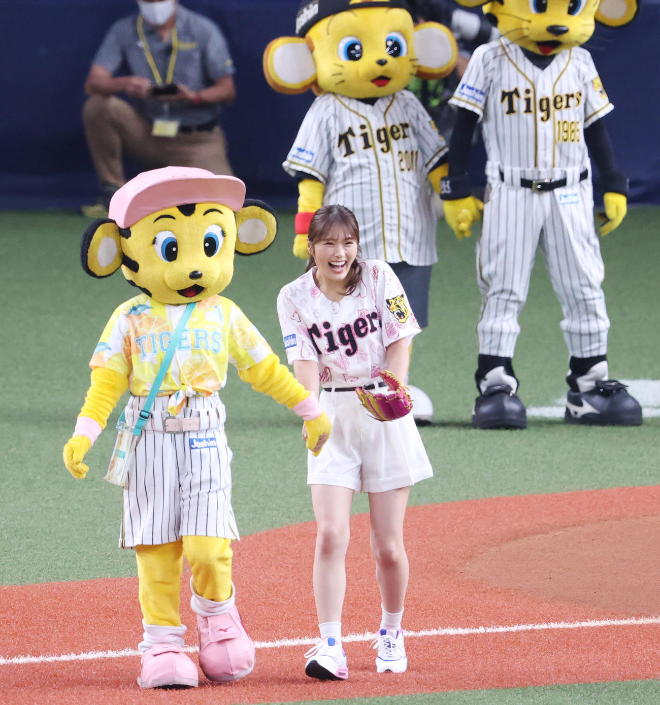阪神対DeNA　始球式を行うNMB48渋谷凪咲（撮影・清水貴仁）
