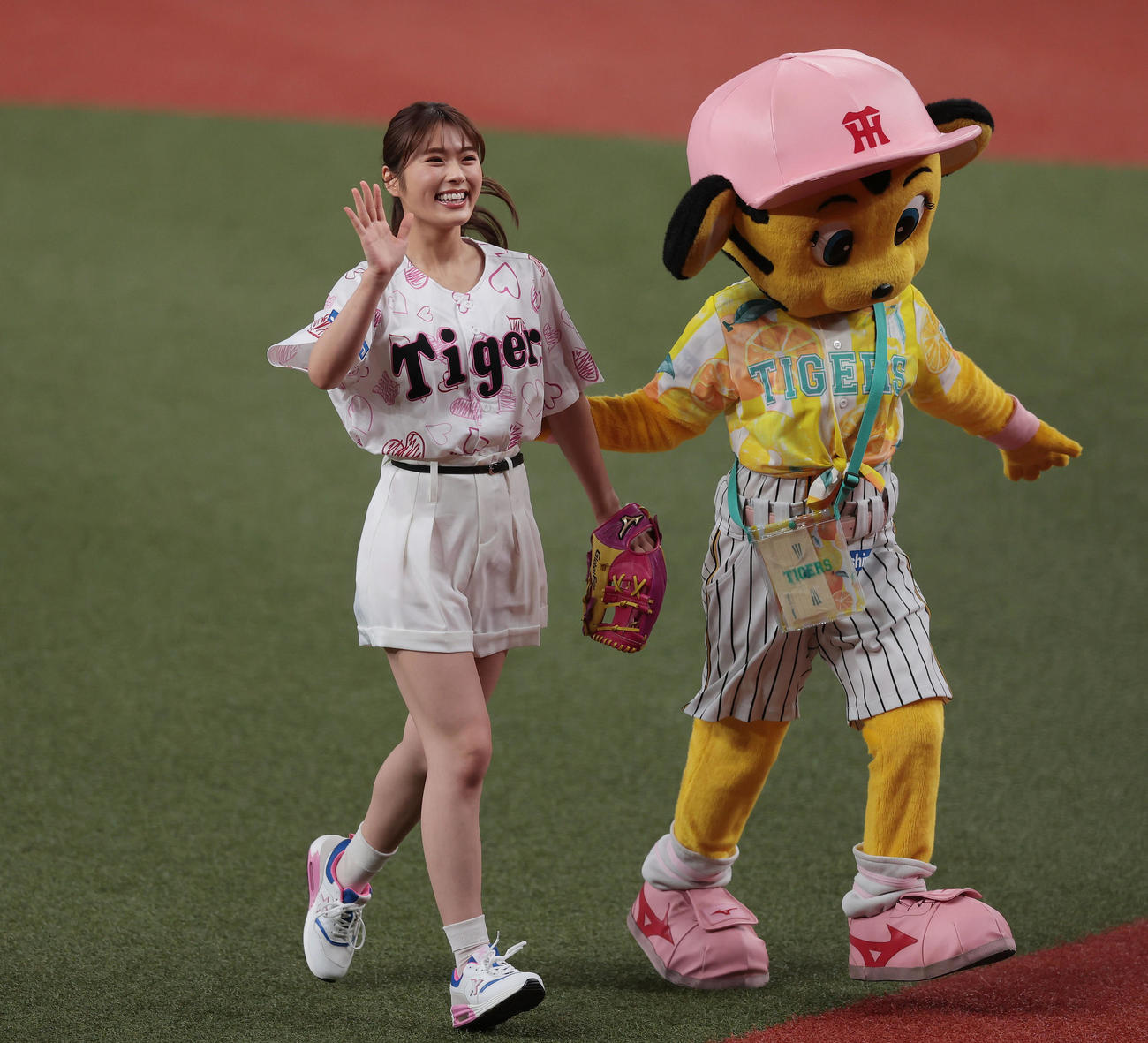 阪神対DeNA　始球式を行い笑顔で手を振るNMB48の渋谷凪咲（撮影・前田充）