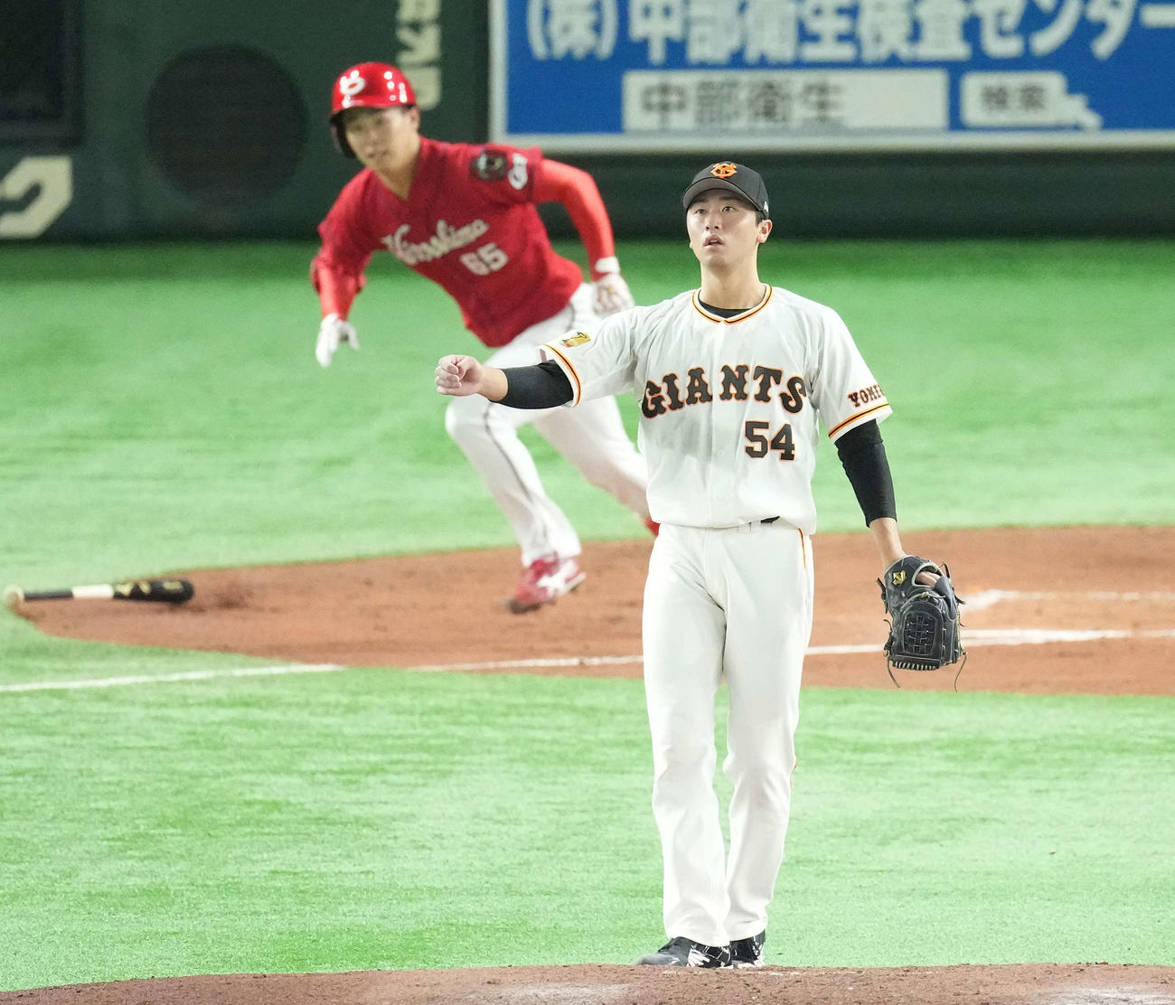 巨人対広島　2回表広島無死二、三塁、玉村に中2点適時二塁打を浴びる直江（撮影・鈴木みどり）