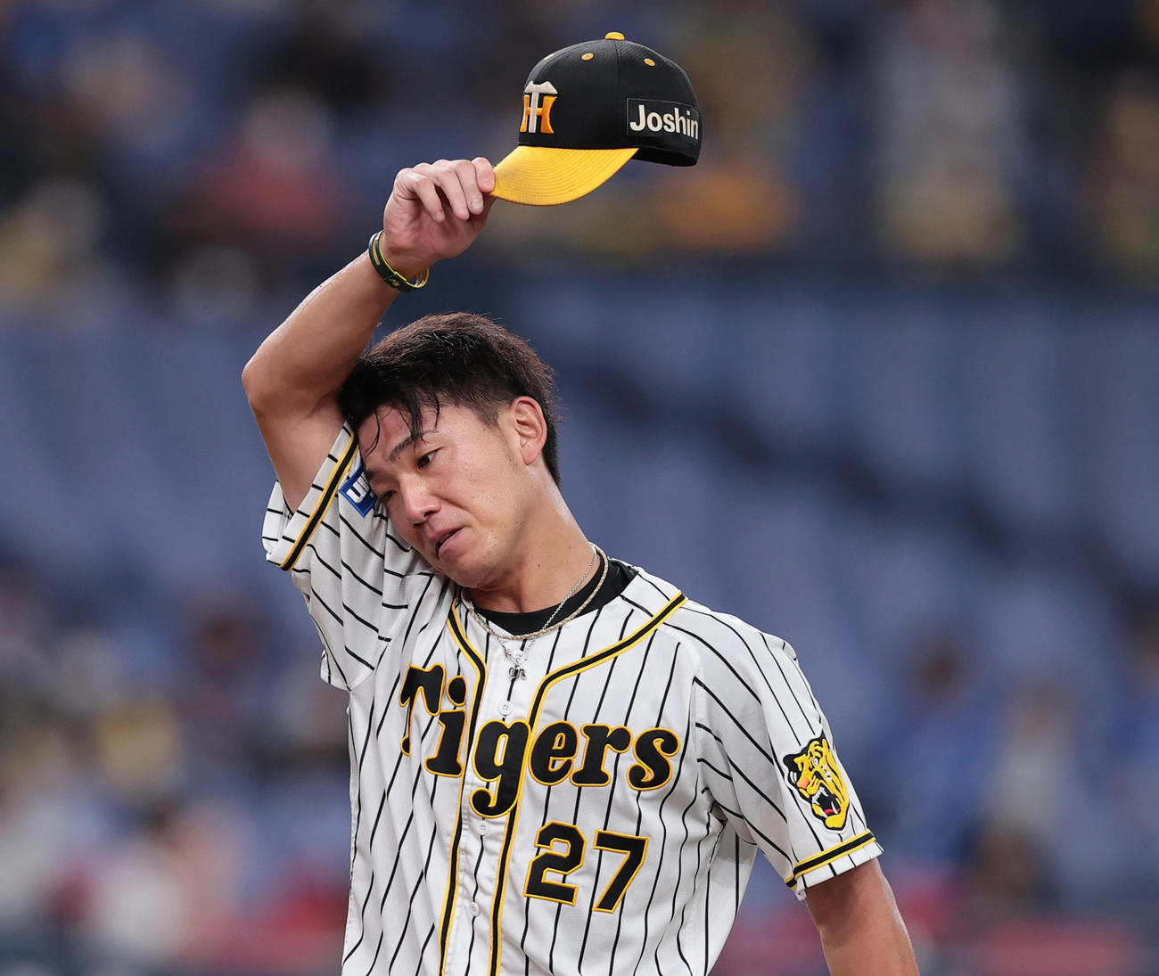 阪神対DeNA 3回表を投げ終え、汗をぬぐいながらベンチへ戻る阪神伊藤将司（撮影・前田充）
