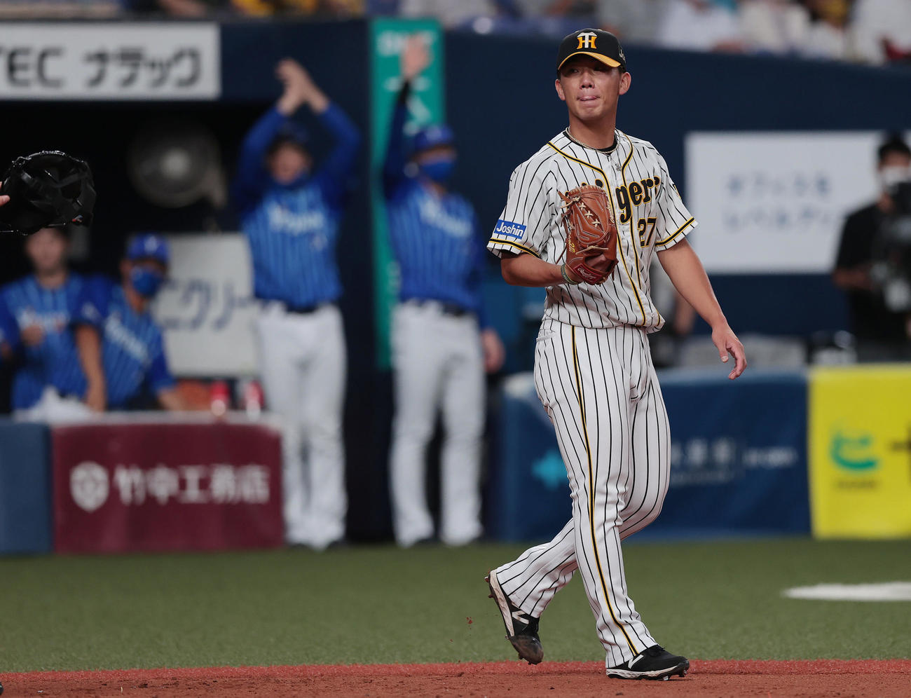 阪神対DeNA 2回表DeNA2死満塁、大貫に右前2点適時打を浴び先制を許す伊藤将司（撮影・前田充）