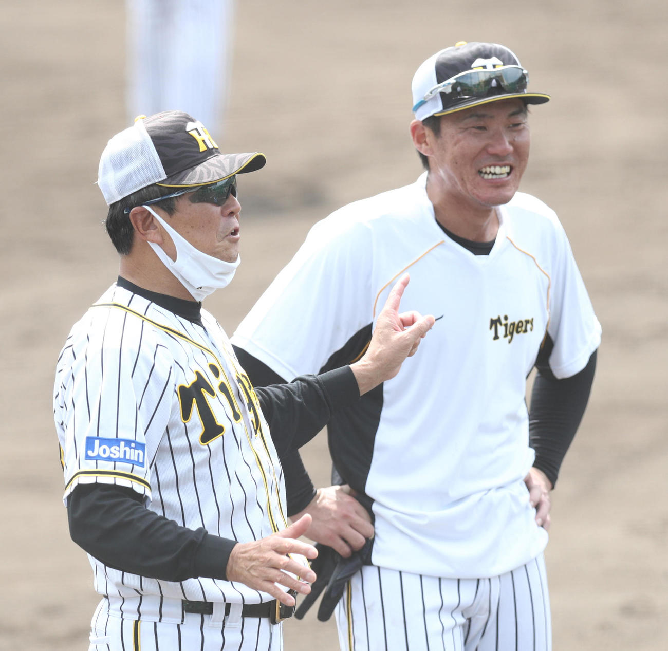 練習中、話しをする阪神・平田勝男監督（左）と陽川尚将（代表撮影）