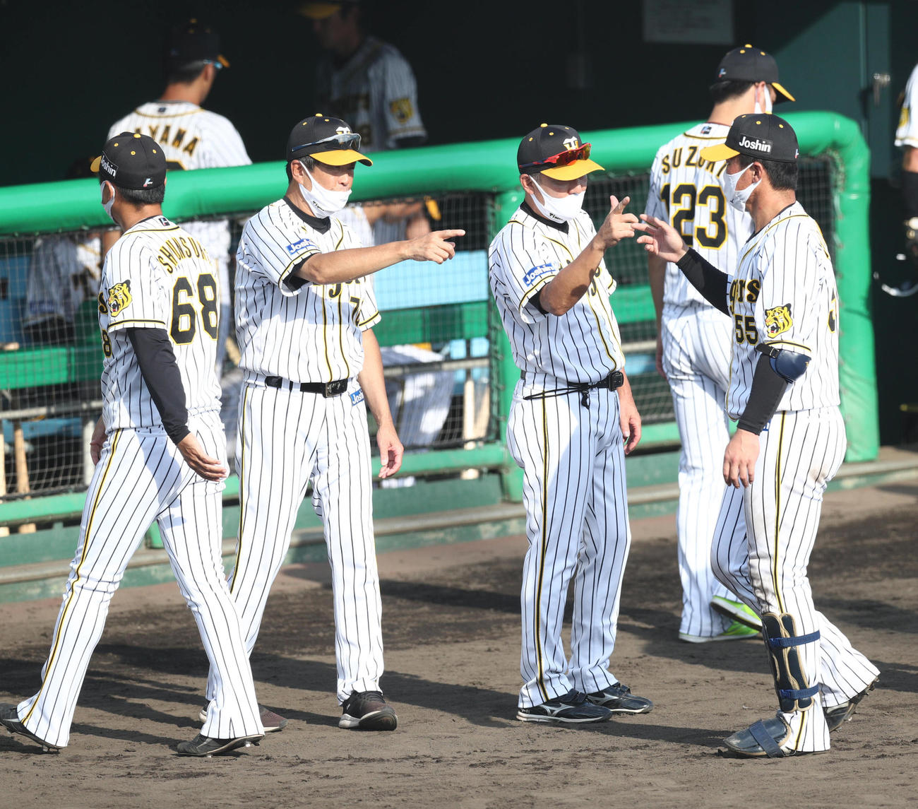 ウエスタン・リーグ阪神対オリックス　勝利を祝う平田監督（左から2人目）ら。右端は陽川（代表撮影）