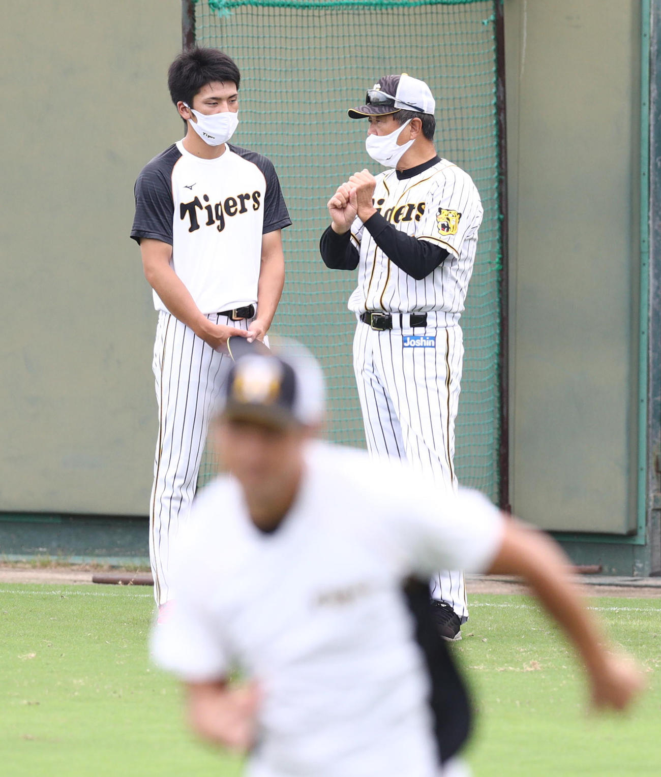 練習中、話しをする平田勝男監督（右）と高寺望夢（代表撮影）