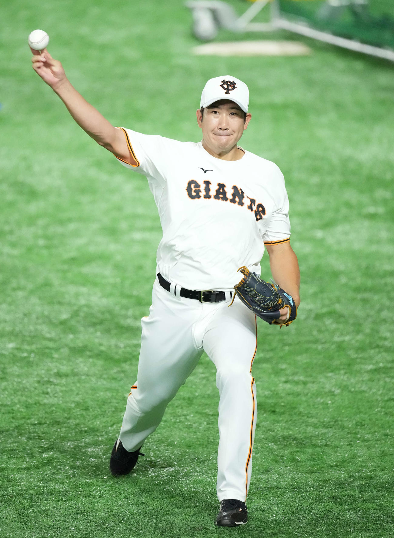 キャッチボールする巨人菅野（撮影・鈴木みどり）