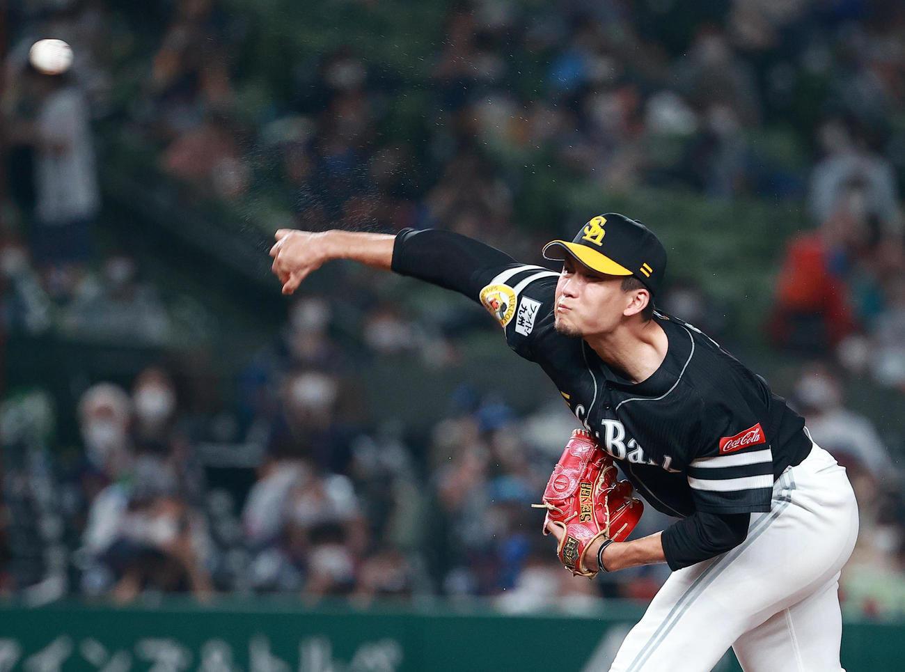 西武対ソフトバンク　汗を飛ばして力投するソフトバンク先発の千賀（撮影・浅見桂子）