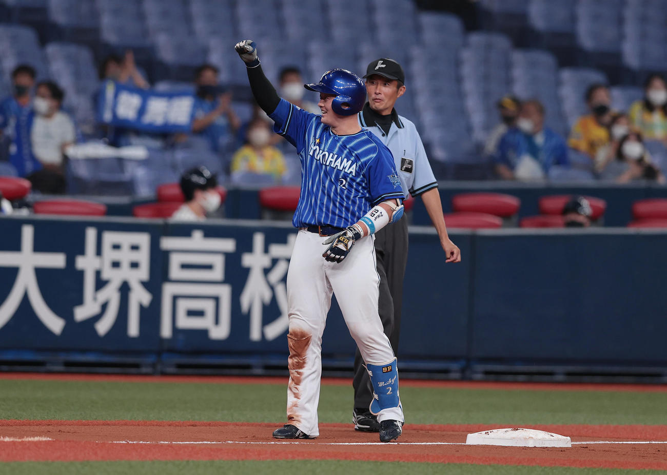 阪神対DeNA 9回表DeNA無死、右翼線に三塁打を放ちサイクル安打を達成し、ガッツポーズする牧（撮影・前田充）