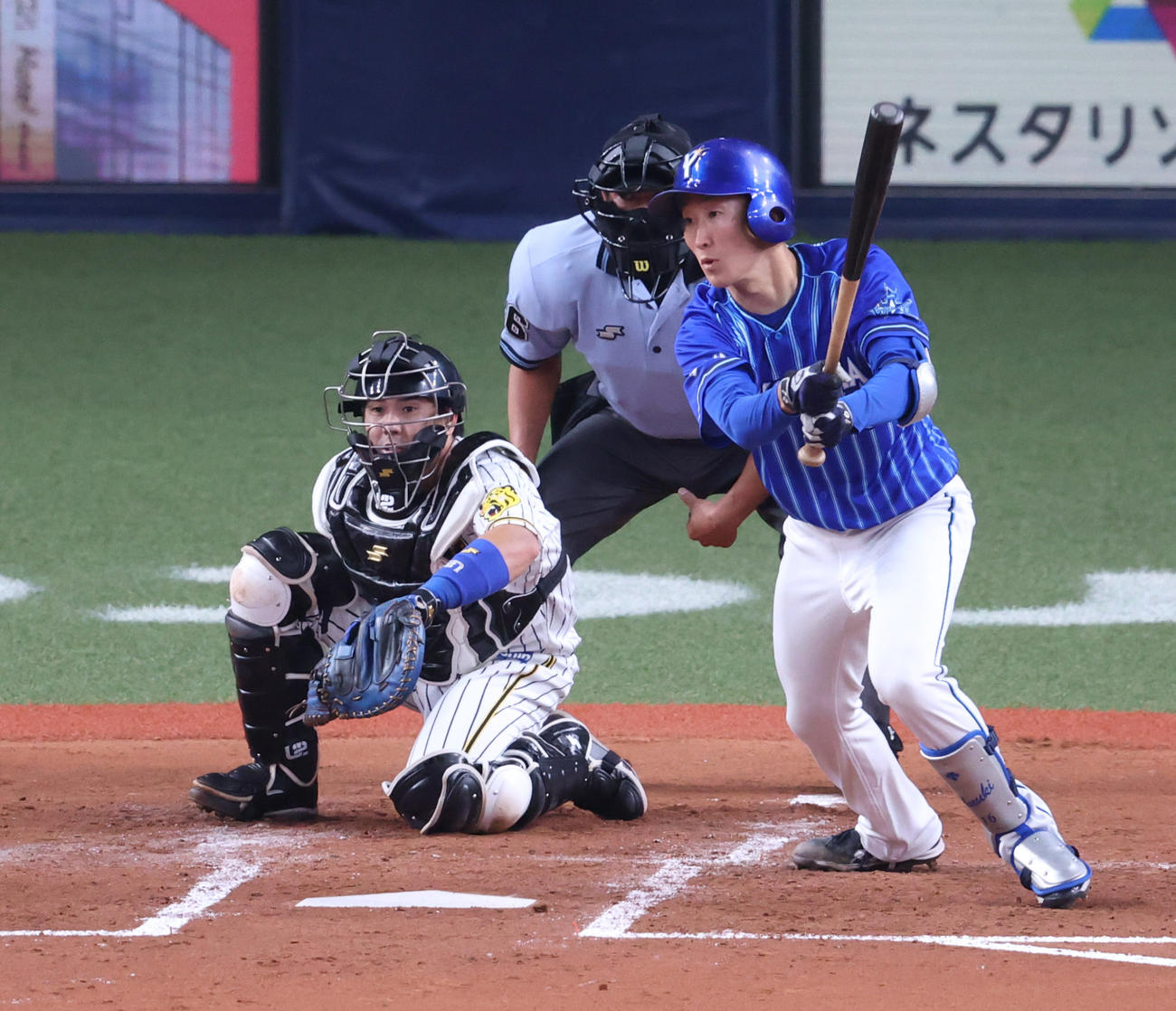 阪神対DeNA 2回表DeNA2死満塁、右前へ先制2点適時打を放つ大貫（撮影・清水貴仁）