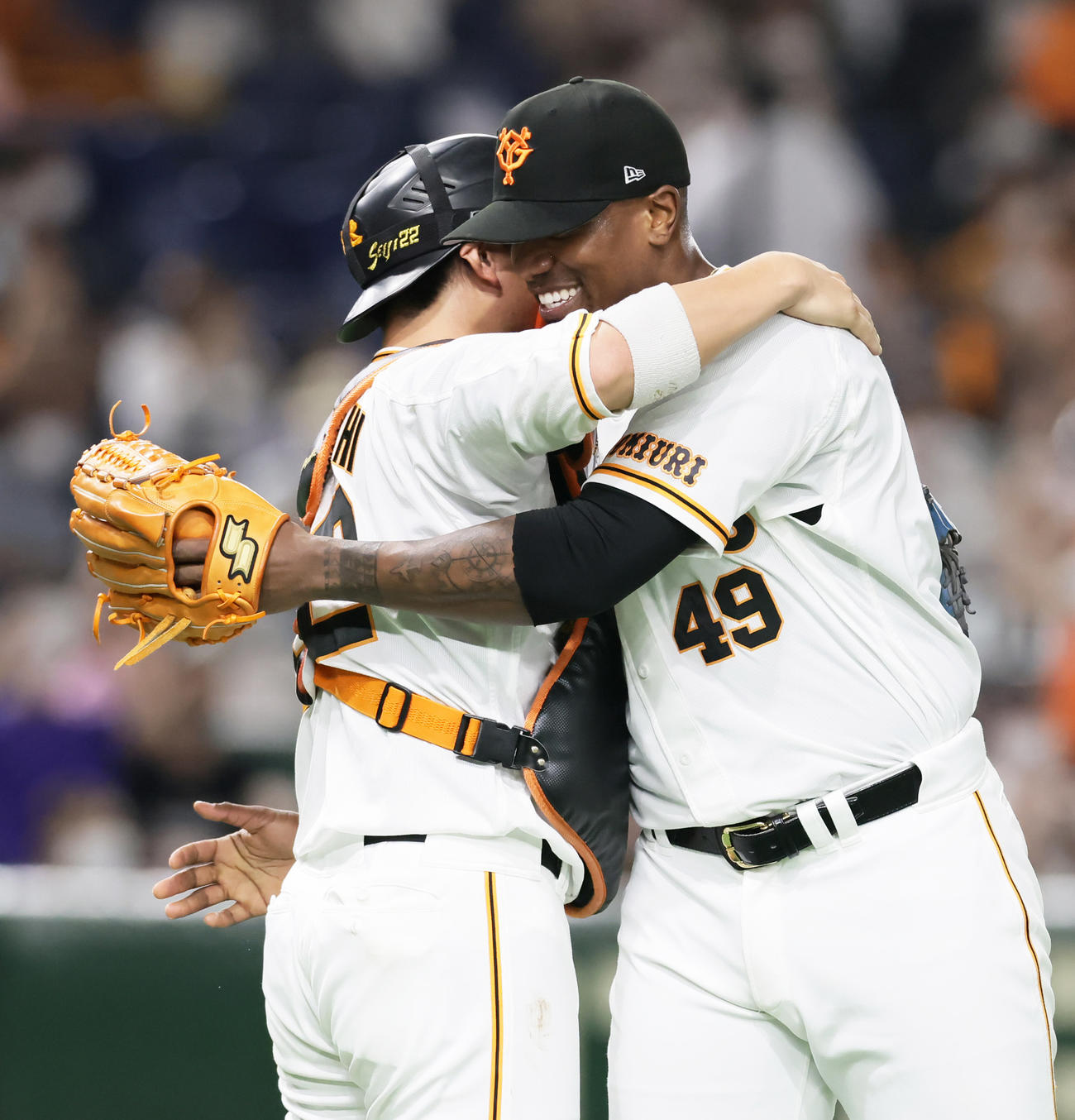 巨人対広島　9回から登板し29試合連続無失点を飾った巨人ビエイラ（右）は小林と抱き合い笑顔を見せる（撮影・足立雅史）